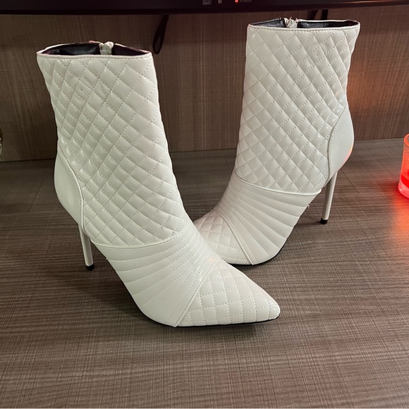 US 9 Quilted White heels boots booties stiletto - Picture 2 of 6